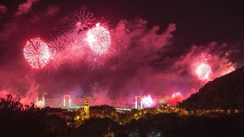 A katasztrófavédelem felhívja a figyelmet a szilveszteri tűzijátékok biztonságos kezelésére. Az év utolsó estéjén sokan ünneplik az új kezdetet, de fontos, hogy mindezt felelősségteljesen tegyük. A tűzijátékok bámulatos látványt nyújtanak, ám ha nem megfe