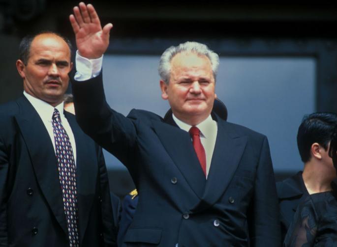 A szocialista politikai elit gúnyosan bánik a polgárokkal és a Milošević-rezsim szenvedő alanyainak sorsával.