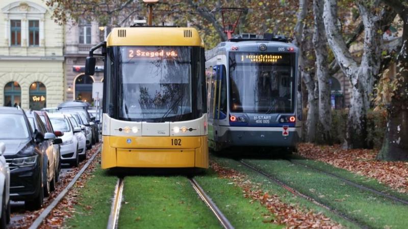 Szeged városában egy autó váratlanul kanyarodott a villamos elé, ezzel meglepve a közlekedőket.