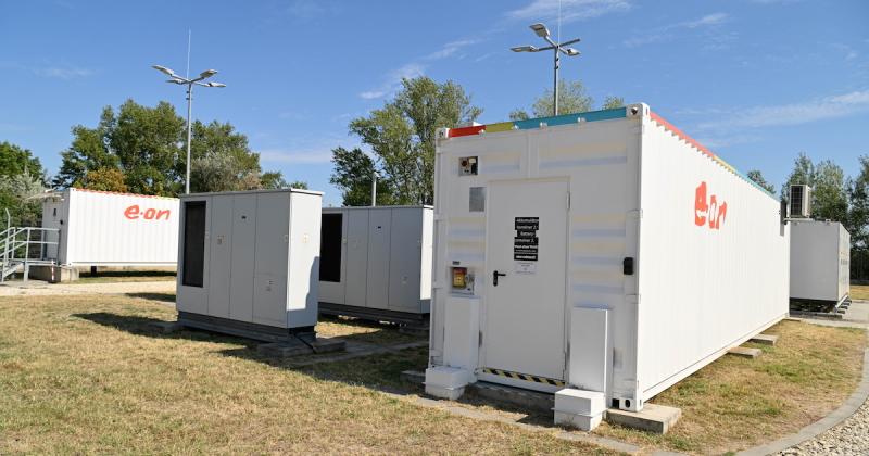 Energiatárolók révén Magyarország szuverenitása új dimenzióba lép | Demokrata

Az energiatároló rendszerek kiemelkedő szerepet játszanak abban, hogy Magyarország függetlenségét és stabilitását megerősítsék. A korszerű technológiák és az innovatív megoldás