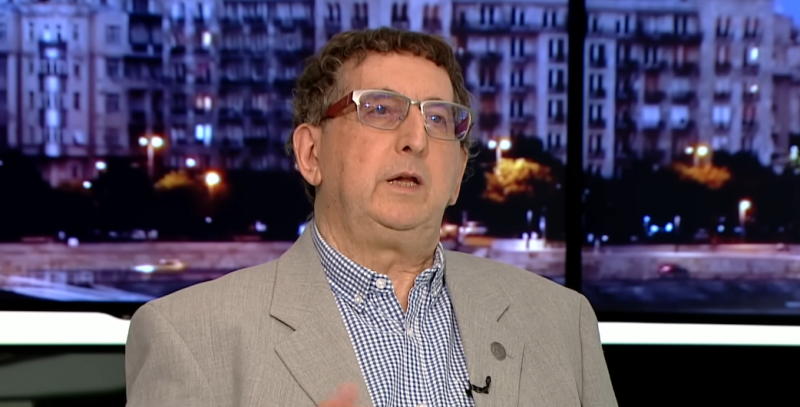 Csaba László megjegyzi, hogy a radikalizálódás folyamata egyre szembetűnőbbé válik, miközben Orbán Viktor vezető szerepe erőteljesen megnyilvánul. A politikai közéletben bármit mondhat, tehet vagy elrendelhet, ami új dimenziókat nyit a hatalomgyakorlásban