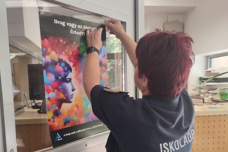 Drogprevenciós plakátok kihelyezése: Közösségi tudatosság növelése a fiatalok körében

A drogprevenciós plakátok kihelyezése fontos lépés a fiatalok tudatosságának növelésében és a drogokkal kapcsolatos veszélyek megértésében. Ezen plakátok kreatív és fig
