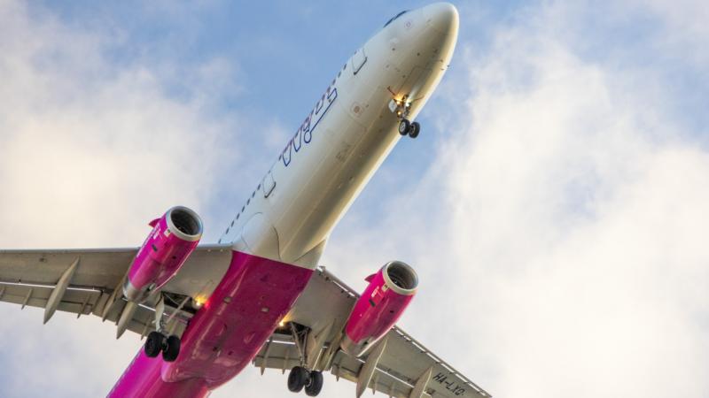 A Ryanair vezérigazgatója éles kritikával illette a Wizz Air-t, ami komoly aggodalmakat vet fel a légitársaságok versenyhelyzetét illetően. A szavak mögött feszültség és potenciális problémák húzódnak meg, amelyek a piaci dinamikát is befolyásolhatják. Va