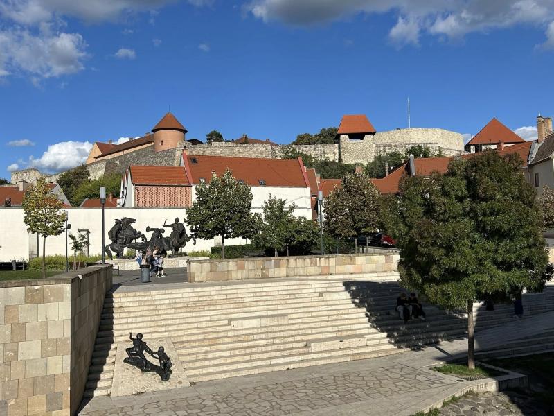 Fedezd fel az egri várat: Magyarország történelmének egyik legemlékezetesebb csatájának színhelyét! Az egri vár nem csupán egy impozáns erődítmény, hanem a hősies védelem és a bátorság szimbóluma is. Merülj el a múltban, és ismerd meg a helyszínt, ahol a 