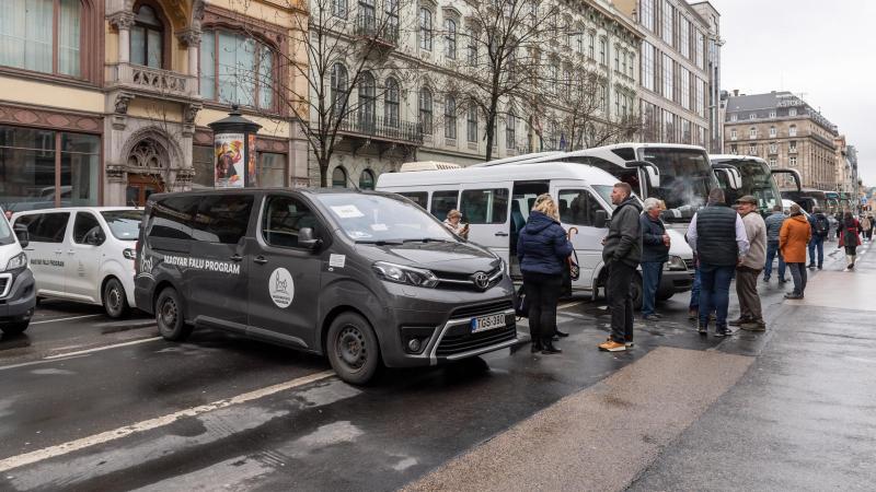 Magyar Péter: A Fidesz falubuszok segítségével közmunkásokat és önkormányzati alkalmazottakat szállít a Békemenetre.